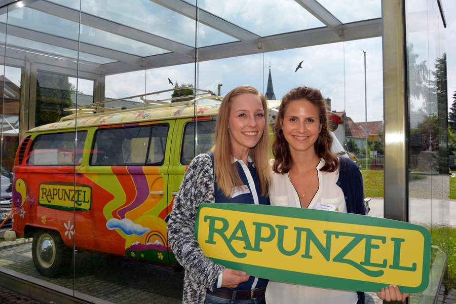 vegane Frauen-Power zu Besuch beim Rapunzel Vegan-Kongress: Nicole Just ( Vegan Sein) und Stina Spiegelberg (Veganpassion), die beide schon mehrere erfolgreiche Bücher zum veganen Kochen und Backen veröffentlicht haben und zahlreiche Kurse geben.