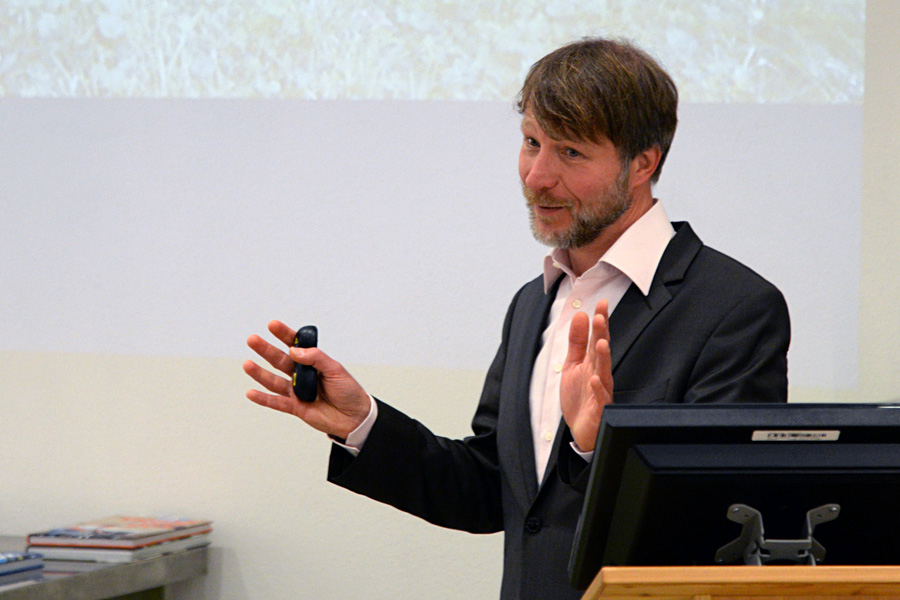 Interessiert verfolgten die Bio-Ladner und Fachleute aus der Bio-Branche Dr. Markus Kellers Vortrag beim Vegan-Kongress bei Rapunzel Naturkost in Legau.