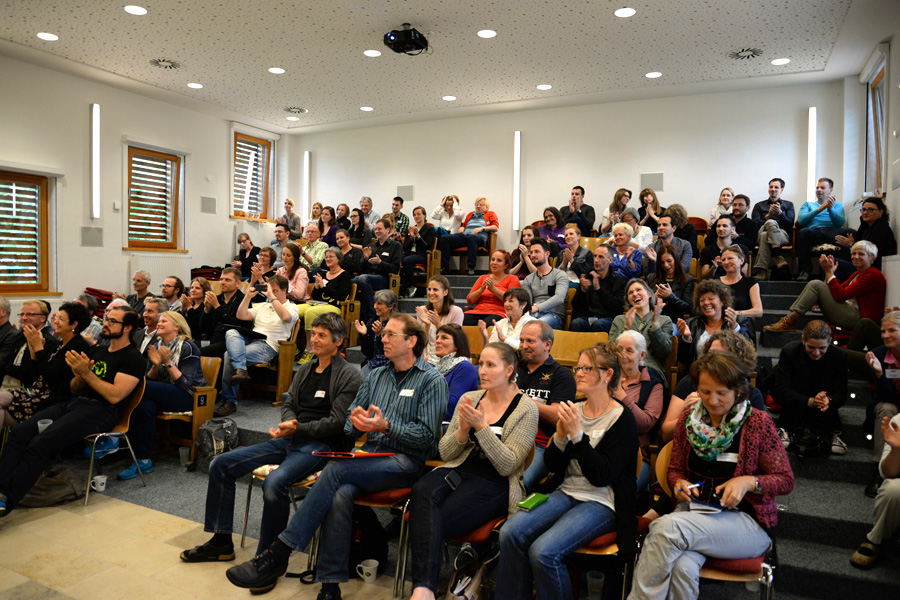 Applaus - für den ersten Vegan-Kongress bei Rapunzel Naturkost in Legau