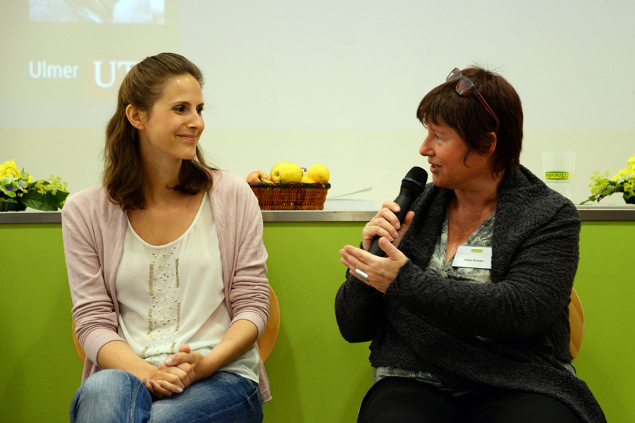 Austausch: Vegan-Bäckerin Stina Spiegelberg von Veganpassion und Rapunzel Marketingleiterin Heike Kirsten im Gespräch bei Vegan-Kongress in Legau.