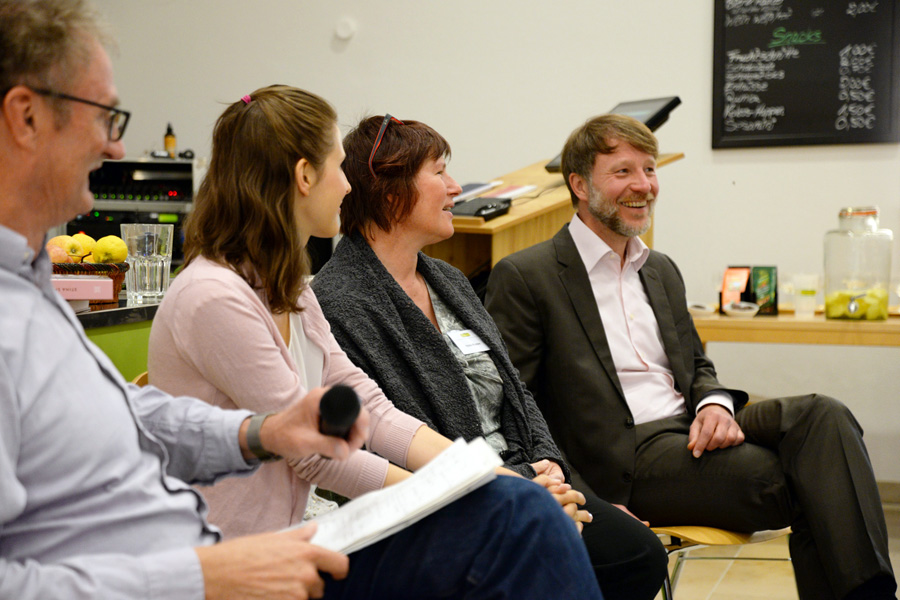 In einer Diskussionsrunde mit (von links) Rapunzel Vertriebsleiter Thies Curschmann, Vegan-Bäckerin Stina Spiegelberg, Rapunzel Marketingleiterin Heike Kirsten und Ernährungswissenschaftler Dr. Markus Keller ging es um zahlreiche Aspekte: von der Verbrauchersicht über die Ernährungswissenschaftliche Perspektive bis hin zu Überlegungen von Herstellerseite tauschten sie sich mit den Teilnehmern des Vegan-Kongresses über die Entwicklung der veganen Szene aus.