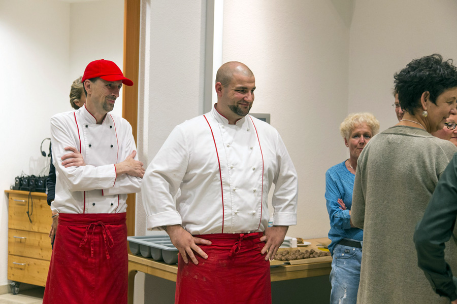 Die Beiden sorgten mit ihrem Team in der Rapunzel Küche dafür, dass es auch von allen Gerichten des Abends genug zum Probieren für die TeilnehmerInnen des Vegan-Kongresses gab: Die Rapunzel Köche Manfred und Ben.